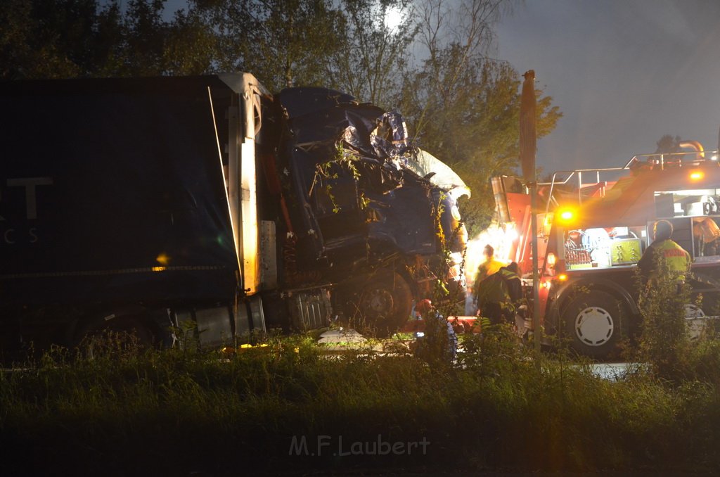 VU LKW umgestuerzt Feldkassel Industriestr Robert Boschstr P342.JPG